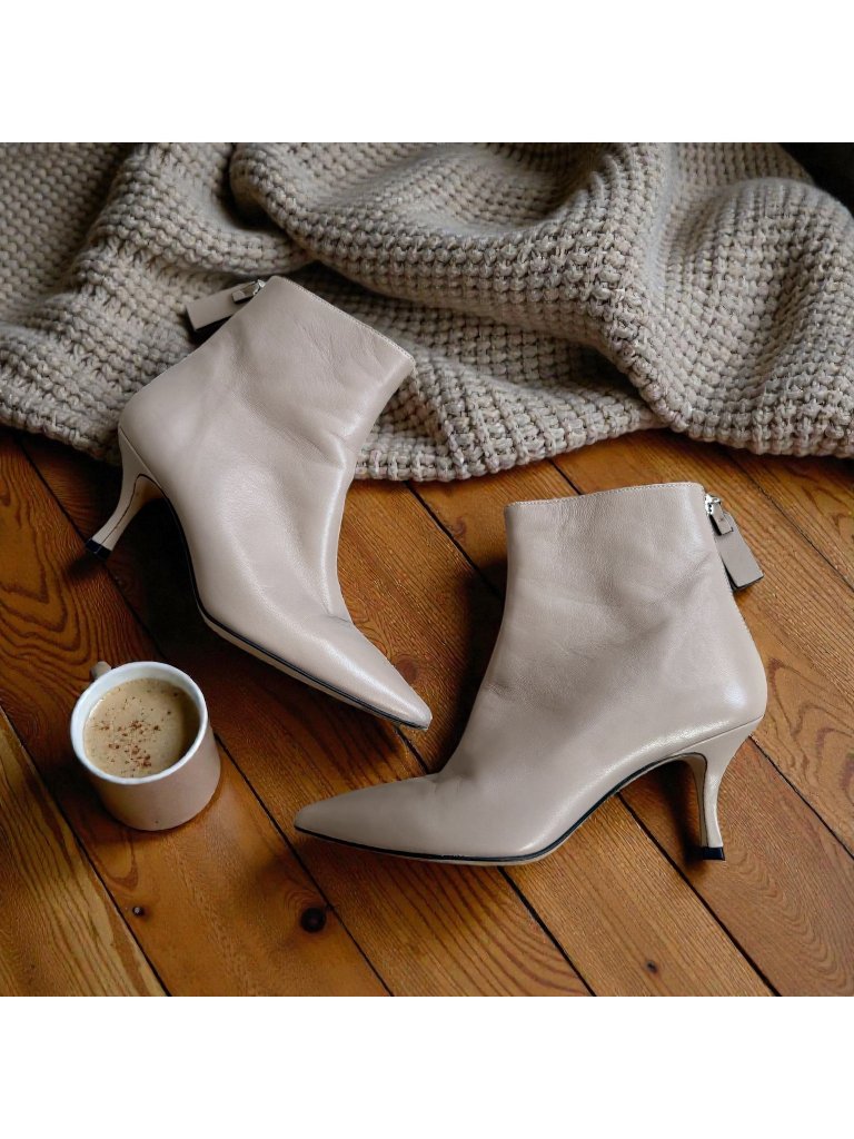 Stuart Weitzman Juniper 70 Pale Gray Leather Tab Ankle Boots Size 7.5